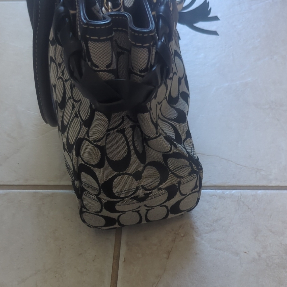 Coach Black and Gray Signature Hamptons Tote Signature C Bag - Picture 5 of 12